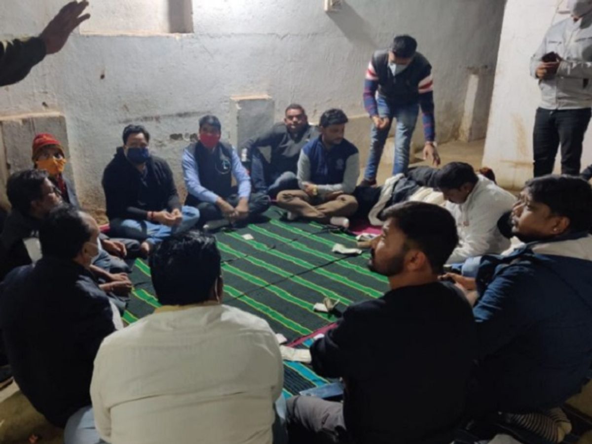 Raipur Police Raid | Chhattisgarh Raipur Police Arrested 18 Gamblers In  Tilda, Rs 14.5 Laks Recovered | जुए के खिलाफ बड़ी कार्रवाई: पुलिस ने छापा  मारकर 18 जुआरियों को गिरफ्तार किया, 14