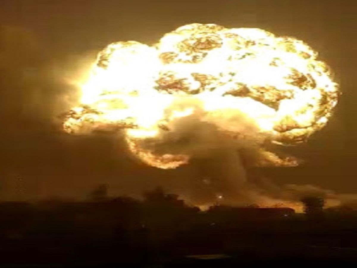 Fireball raised hundreds of feet high with explosion in Godawari Ispat, fire brigade trying to overcome | सिलतरा की इस्पात फैक्टरी के ऑयल टैंक में धमाका, 100 फीट तक उठीं आग की