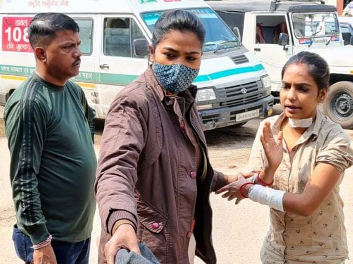 Jamshedpur: Chutney don cut his throat and hands with a blade in Sonari  police station, also took drug addiction | नशे की 20 गोलियां खाकर सोनारी  थाना पहुंची चटनी, ब्लेड से गला