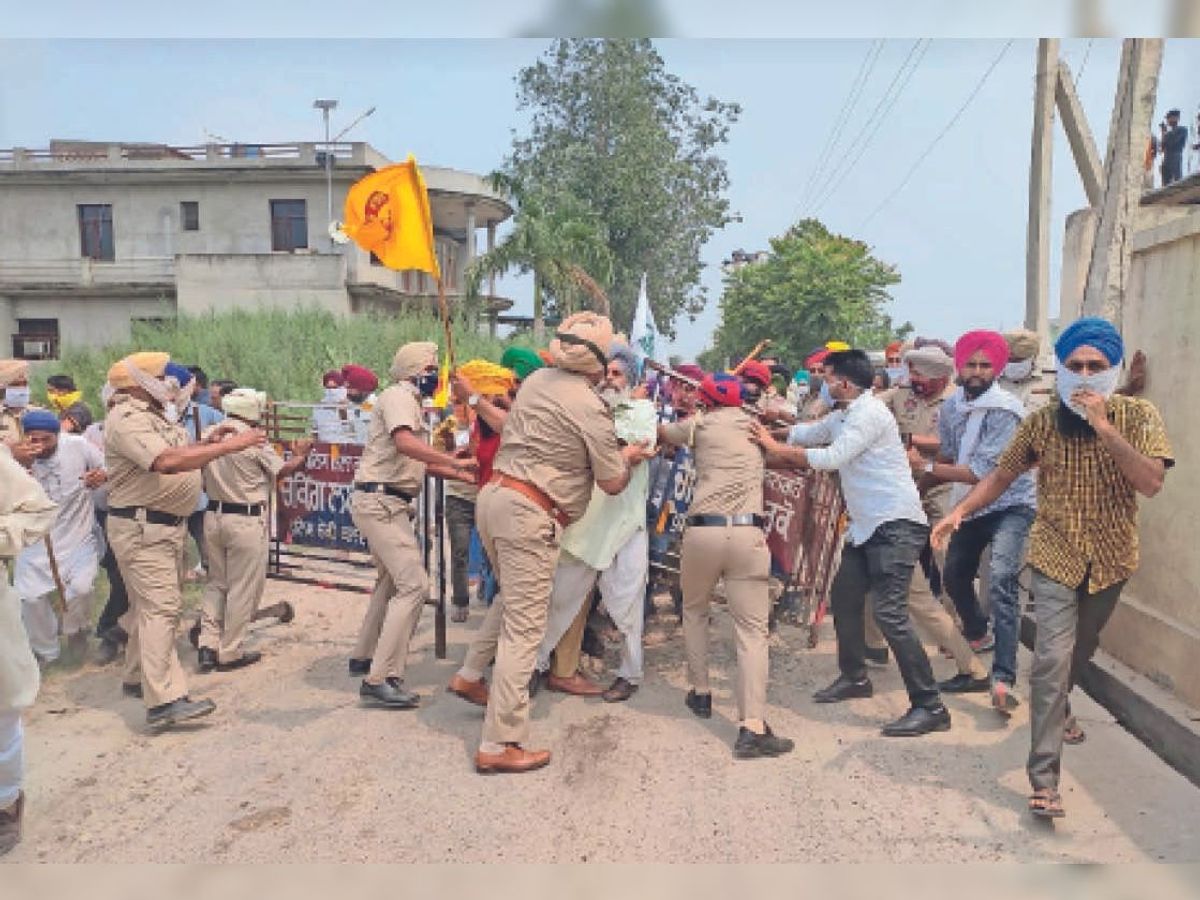 Barricade broke, farmers entered RSS blood donation camp, pushed by police, threw chairs in the field | बैरिकेड तोड़ आरएसएस के रक्तदान कैंप में घुसे किसान, पुलिस से धक्का-मुक्की ...