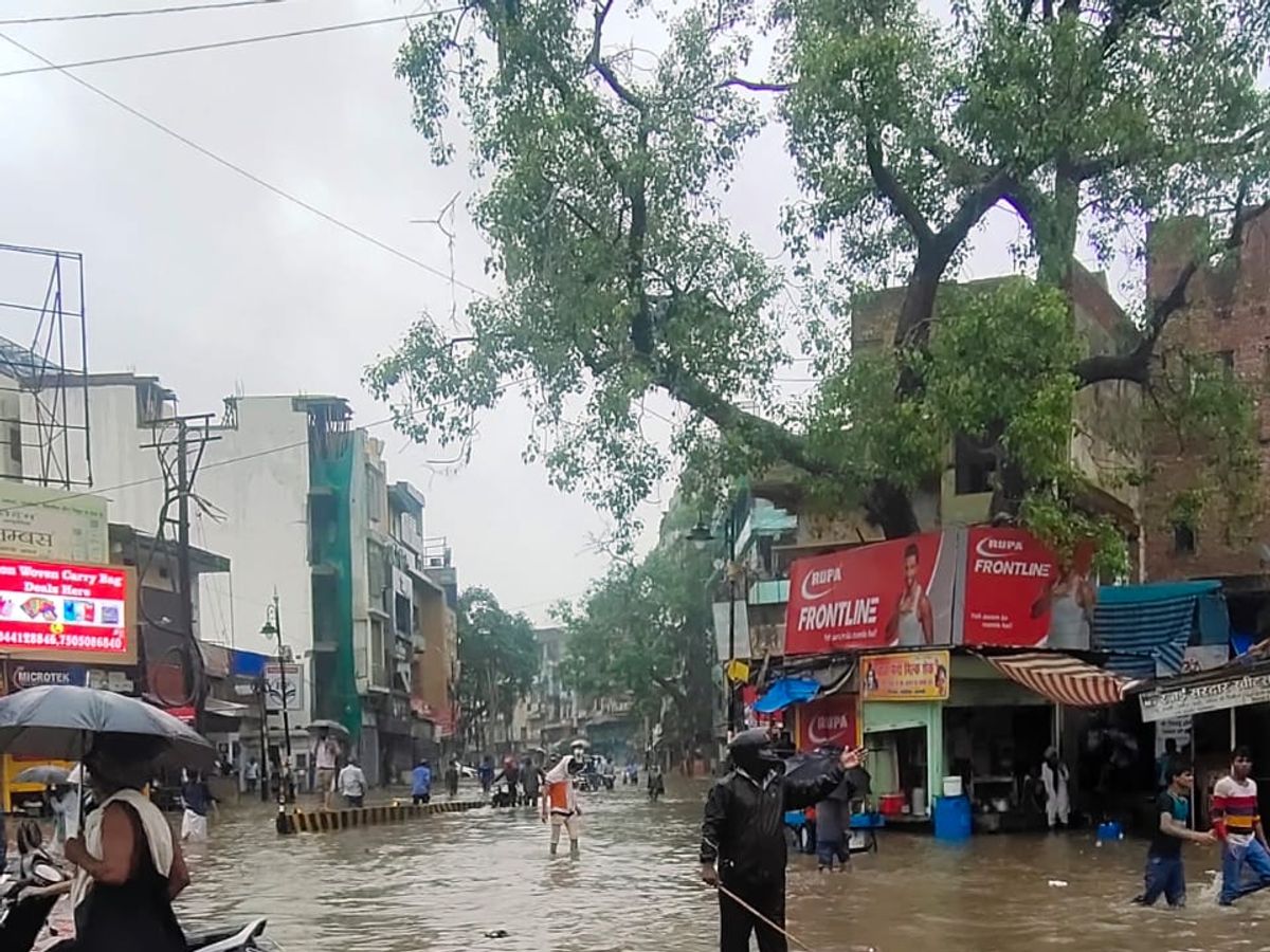 people were seen battling the traffic; Water logging in many localities in due to rain in Varanasi | कई मुहल्लों में भरा पानी, घरों में कैद हुई लोग;जाम से रेंगती रही गाड़ियां -