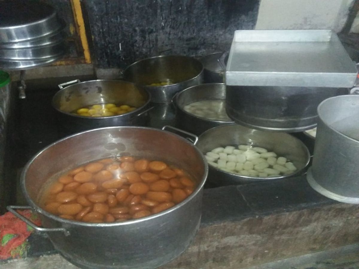 Raid in Moti Mahal shop of Raipur Municipal Corporation Sweets were being  made at a dirty place