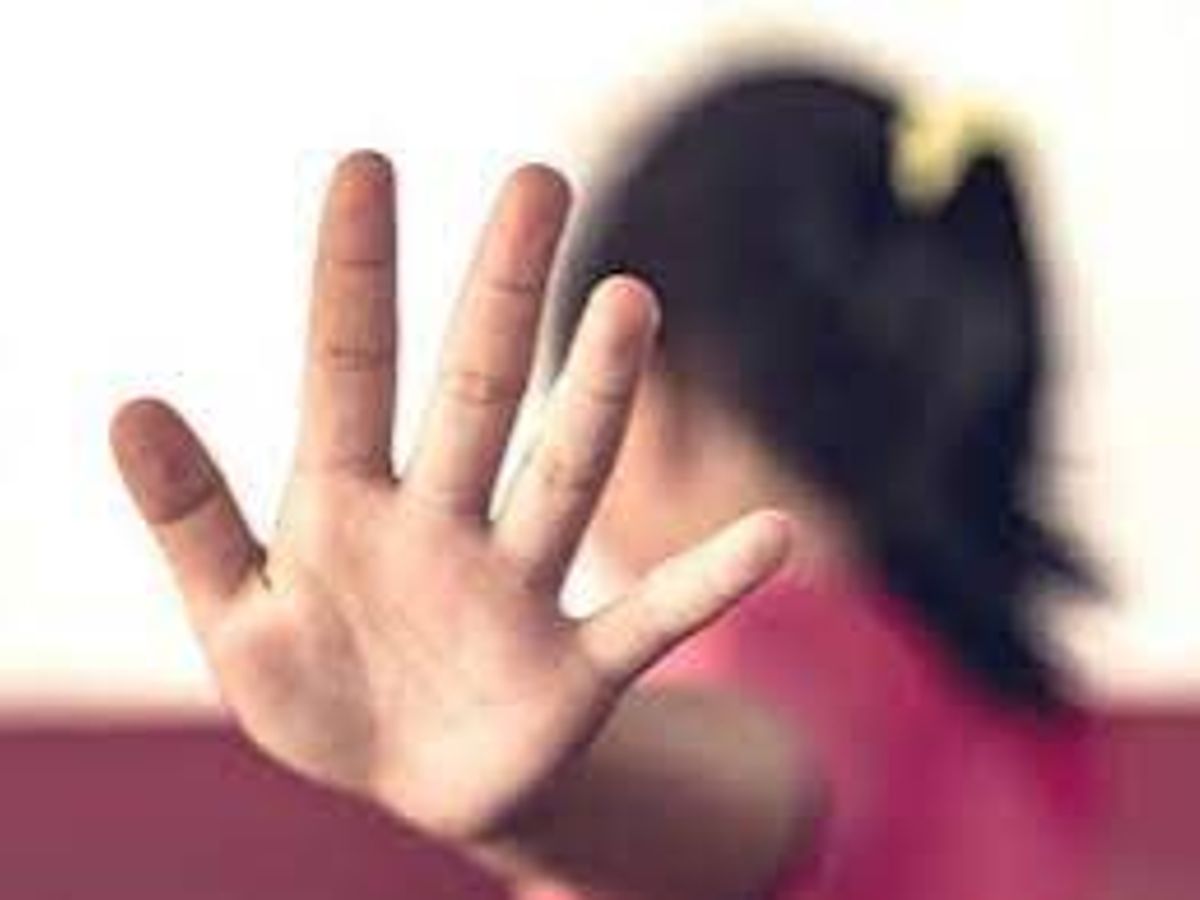 छात्राओं ने सीसीपीसीआर के पास दी शिकायत, बोलीं- क्लास में करता है गलत इशारे  | Government school teacher of Chandigarh has been accused of molesting  girl students, the girl students have complained