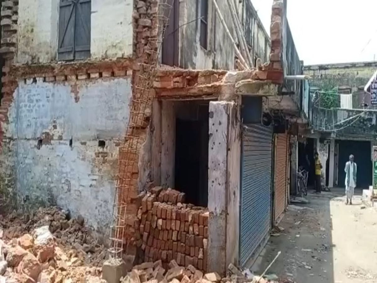 सिर पर दीवार गिरने से एक मजदूर की गई जान, वहीं दूसरे की स्थिति नाजुक; घायल  मजदूर को जिला अस्पताल किया गया रेफर | Worker Killed As House Wall Collapse  In Bihar