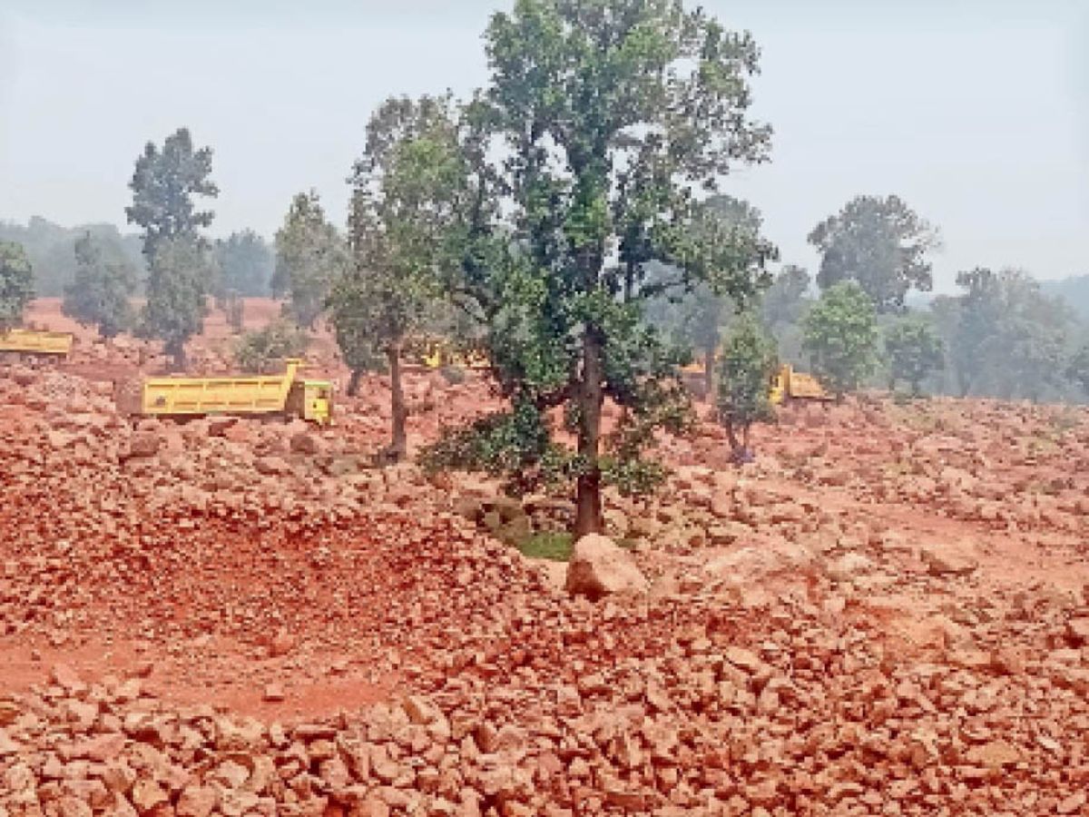Mining bauxite from CMDC mines in Mainpat and illegally dumping it in the  yard | बाॅक्साइट में खेल: मैनपाट में सीएमडीसी के माइंस से बाॅक्साइट का खनन  कर यार्ड में अवैध तरीके