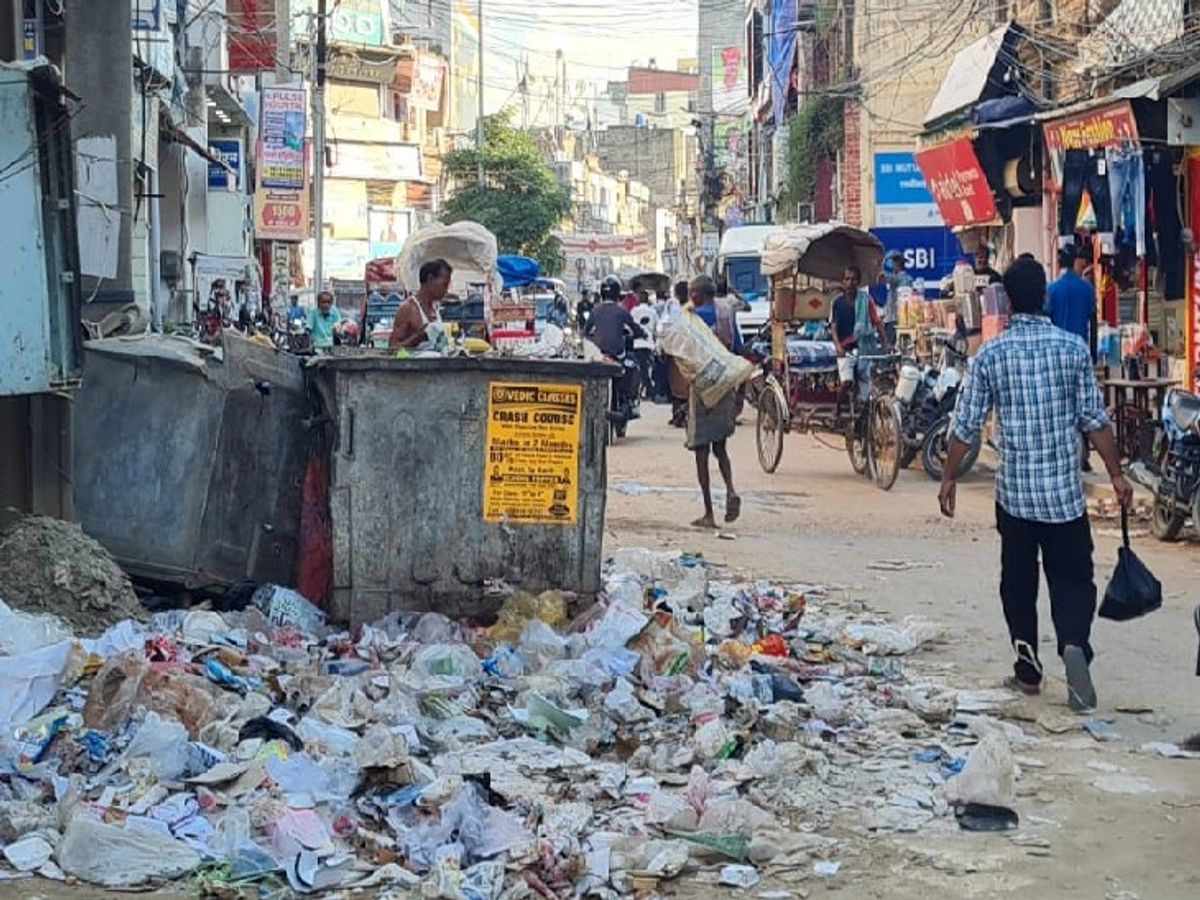 शहर में हर तरफ गंदगी का अंबार, सड़ रहे कचरे से सांस लेना मुश्किल; हड़ताल के  पांचवे दिन प्रधान सचिव की तरफ से होगा मनाने का प्रयास | Sanitation workers  ...