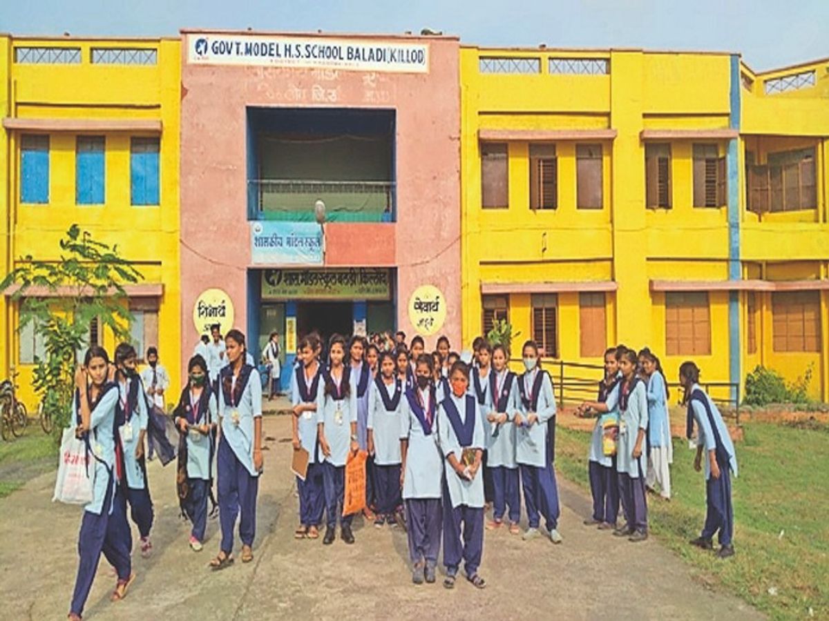 ‘सिंघम’ शिक्षक: 38 साल में 12 तबादले, फिर भी दबंगों से छुड़ाई जमीन और बना दिया शानदार स्कूल!