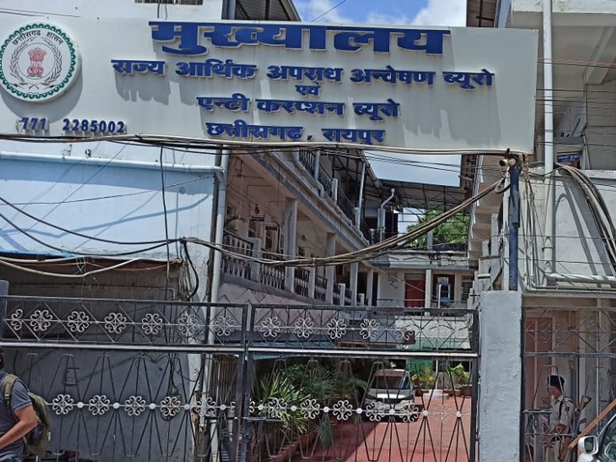 EOW के अफसरों ने दस्तावेज और इलेक्ट्रॉनिक डिवाइस जब्त किया है।