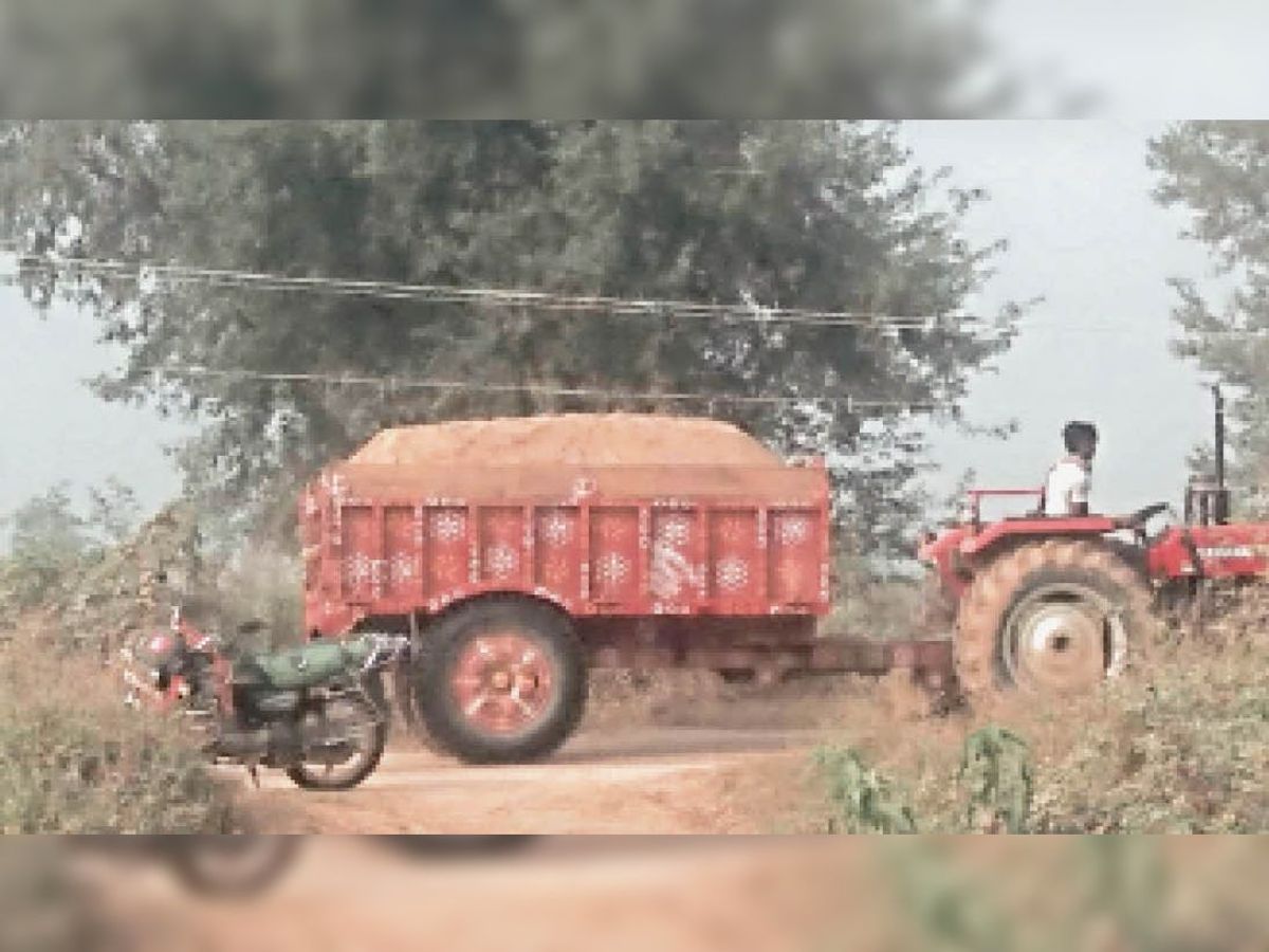 Tractors loaded with overloaded sand resume operations | मनमानी: ओवरलोड  बालू लदे ट्रैक्टरों का परिचालन फिर शुरू - Gaya News | Dainik Bhaskar