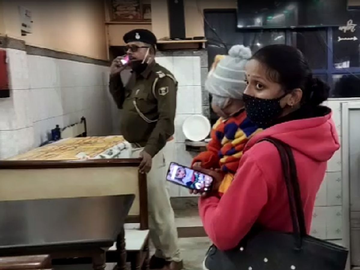 Husband With GirlFriend In Muzaffarpur Hotel; Bihar Bhaskar Latest News | मुजफ्फरपुर में GF के साथ पति को देख भड़की पत्नी, लड़की के साथ युवक फरार - Dainik Bhaskar