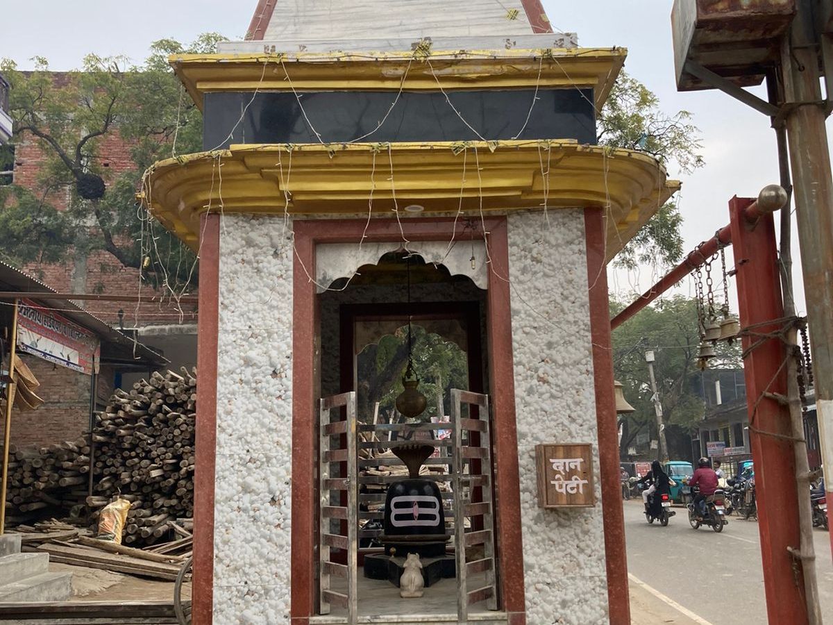 Three brass bells were stolen from Shiva temple | राजातालाब में शिव मंदिर में चोरी: शिव मंदिर से तीन पीतल का घंटा चोरी कर ले गए - Rajatalab News | Dainik Bhaskar