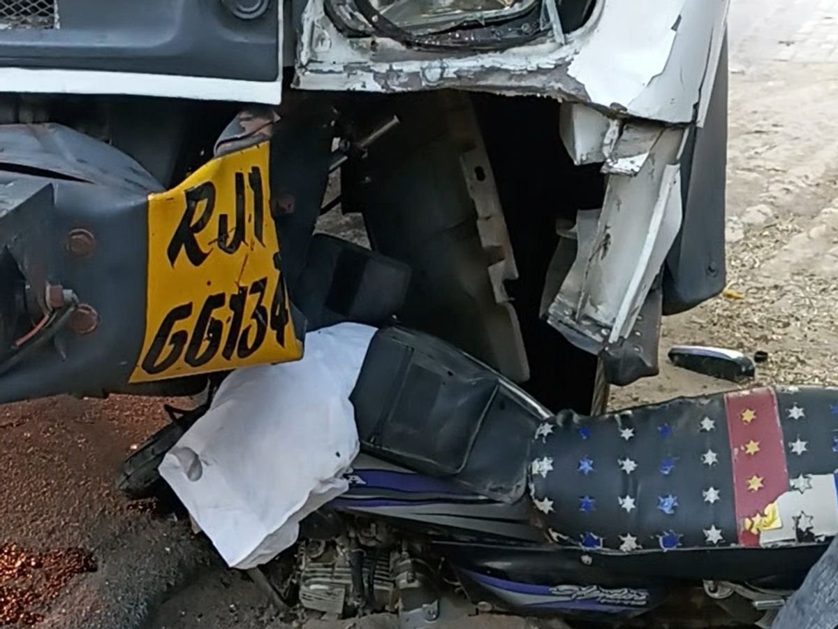 दो बाइकों की भिड़ंत, तीन लोग घायल, दो की हालत गंभीर, रेफर - दैनिक भास्कर |  Dainik Bhaskar