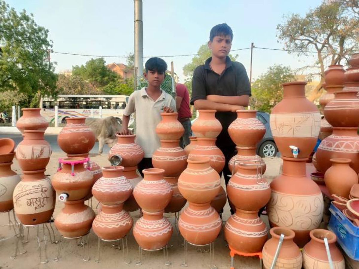 मिट्टी की बोतलें और मटके