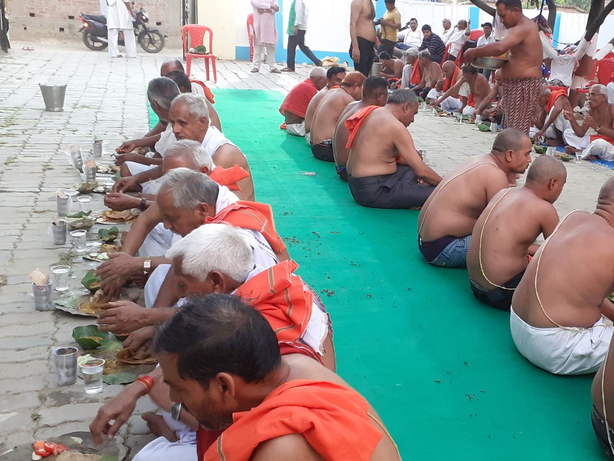 In Bhagwat Brahm Bhoj, 501 Brahmins were given prasad banquet, body  clothes, water pot and dakshina.