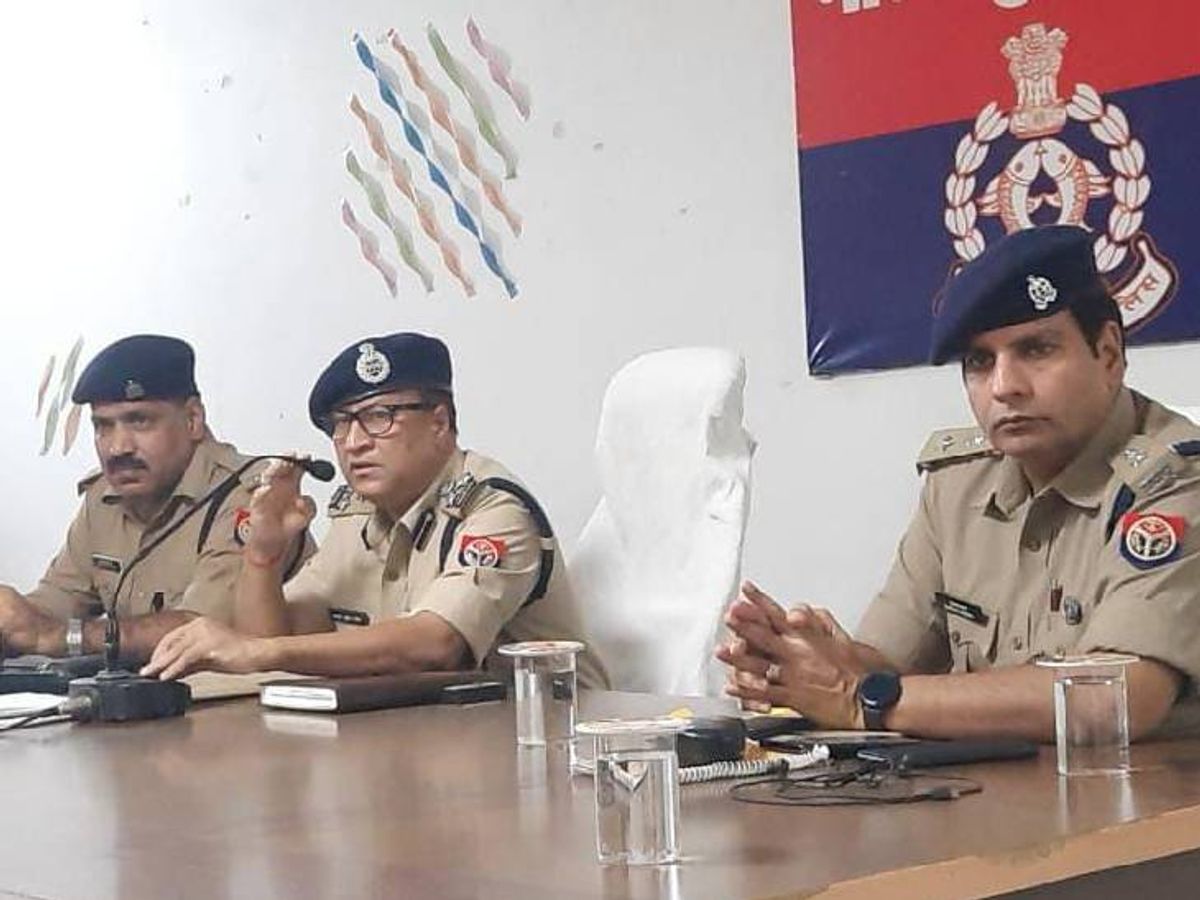 Many station in-charges moved from here to there, changes in the work area  of 14 inspectors | मिर्जापुर में SP ने चलाई तबादला एक्सप्रेस: इधर से उधर  किए गए कई थाना प्रभारी,