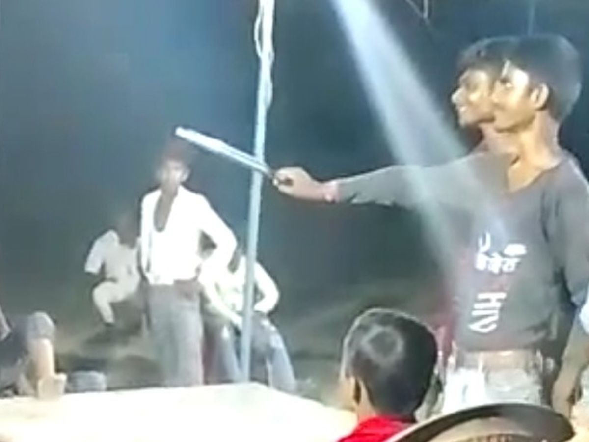 बारात में डांस प्रोग्राम के दौरान कट्टा लेकर दिखे दो युवक, जांच में जुटी  पुलिस | During the dance program in Barata, two youths were seen carrying a  katta, police engaged in