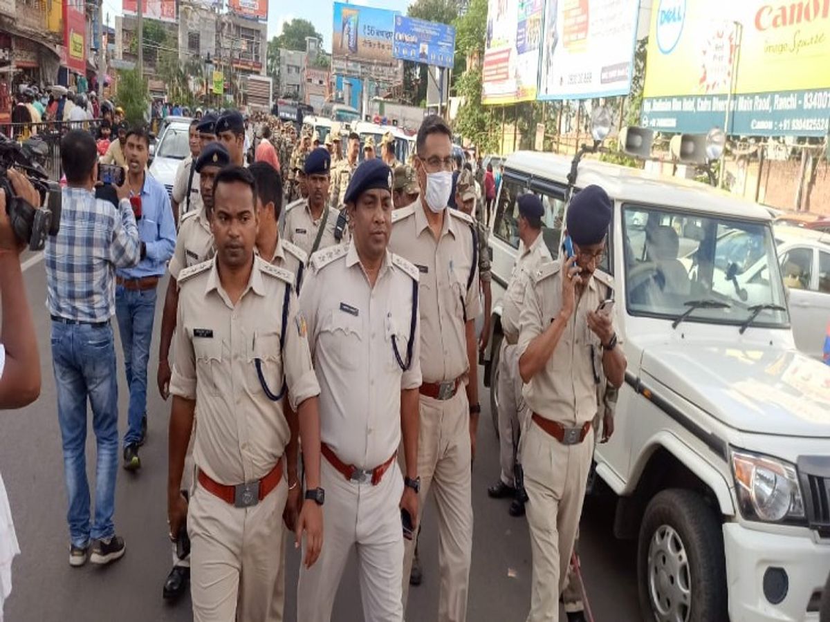 10 जून को हुई हिंसा को लेकर पुलिस सजग, जिला पुलिस जवानों की हुई तैनाती, शहर  के मेन रोड पर किया फ्लैग मार्च | Police alert about the violence on June 10,