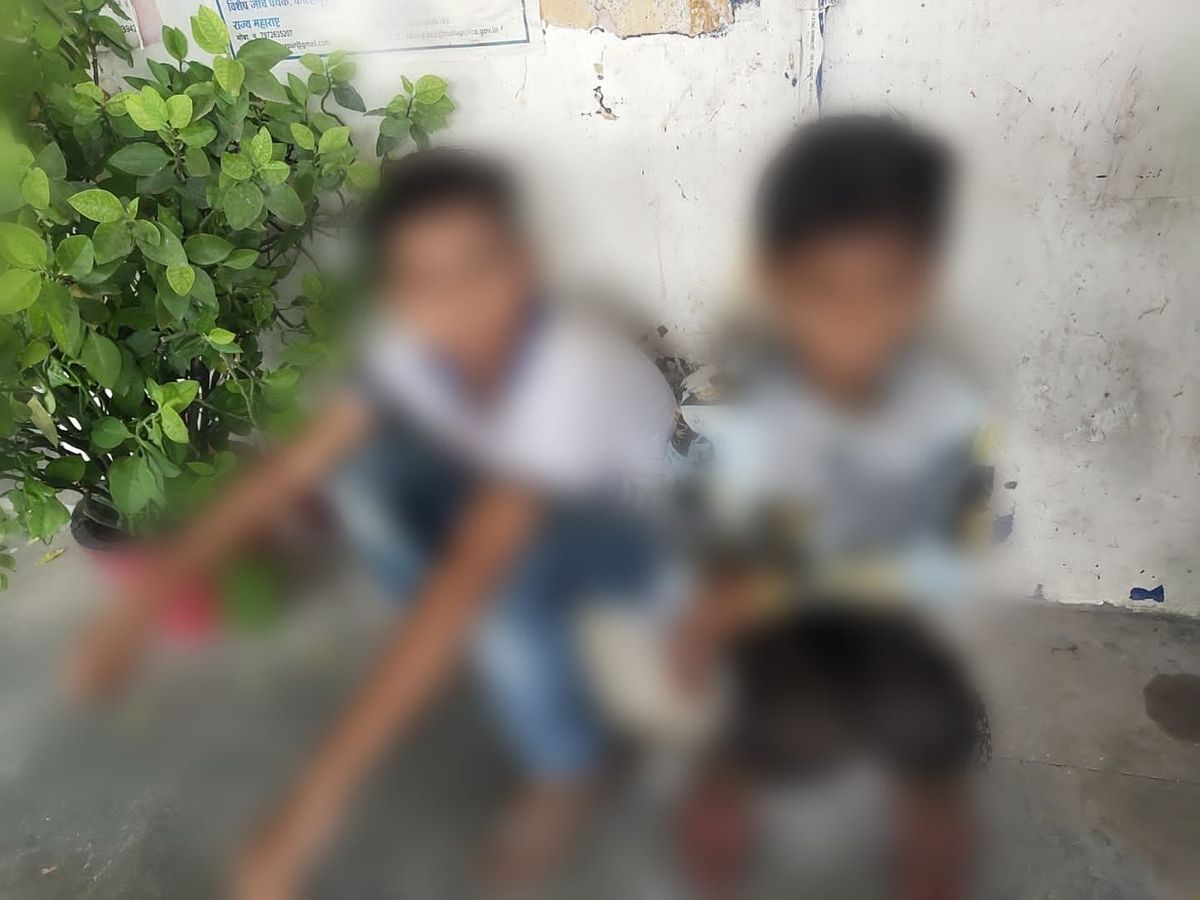 दो बच्चों को लेकर भाग रहे थे बदमाश, ग्रामीणों की मदद से जीआरपी ने किया  गिरफ्तार | The miscreants were running away with two children, GRP arrested  with the help of villagers -