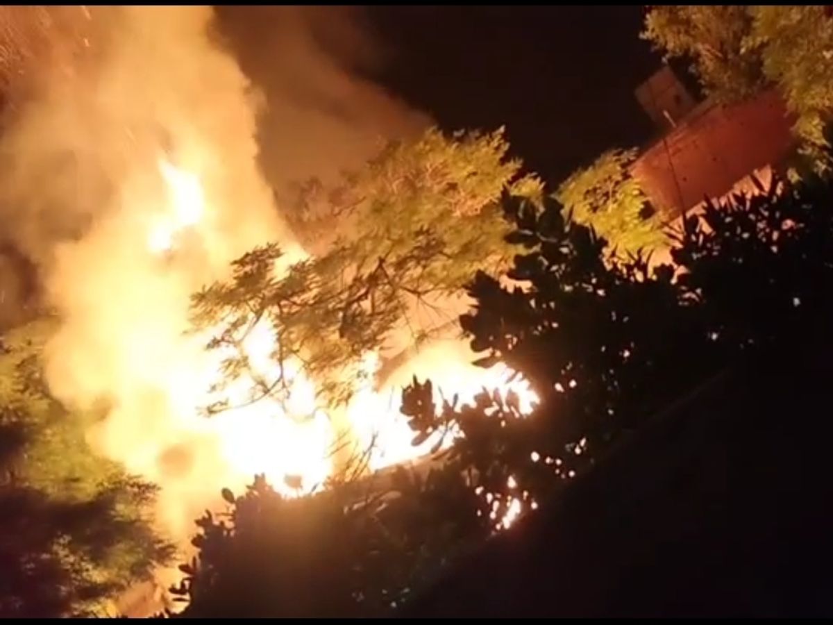 दो घण्टे के मशक्कत के बाद आग पर पाया गया काबू, एक किलोमीटर दूर तक दिखती रही भयावह लपटें | After two hours of effort, the fire was found under control, the