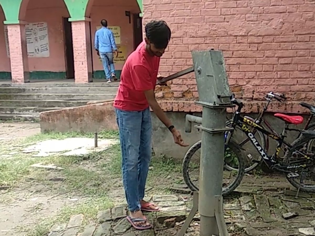 स्कूल में लगे 5 चापाकल खराब, पानी पीने के लिए घर जाने को मजबूर हैं स्टूडेंट  | 5 hand pumps installed in school are bad, students are forced to go home  to