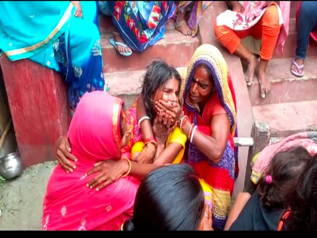 धारदार हथियार से वार कर दिया घटना को अंजाम, चार बच्चों संग घर मे अकेली रहती  थी | Executed the incident after being hit with a sharp weapon, lived alone  in the