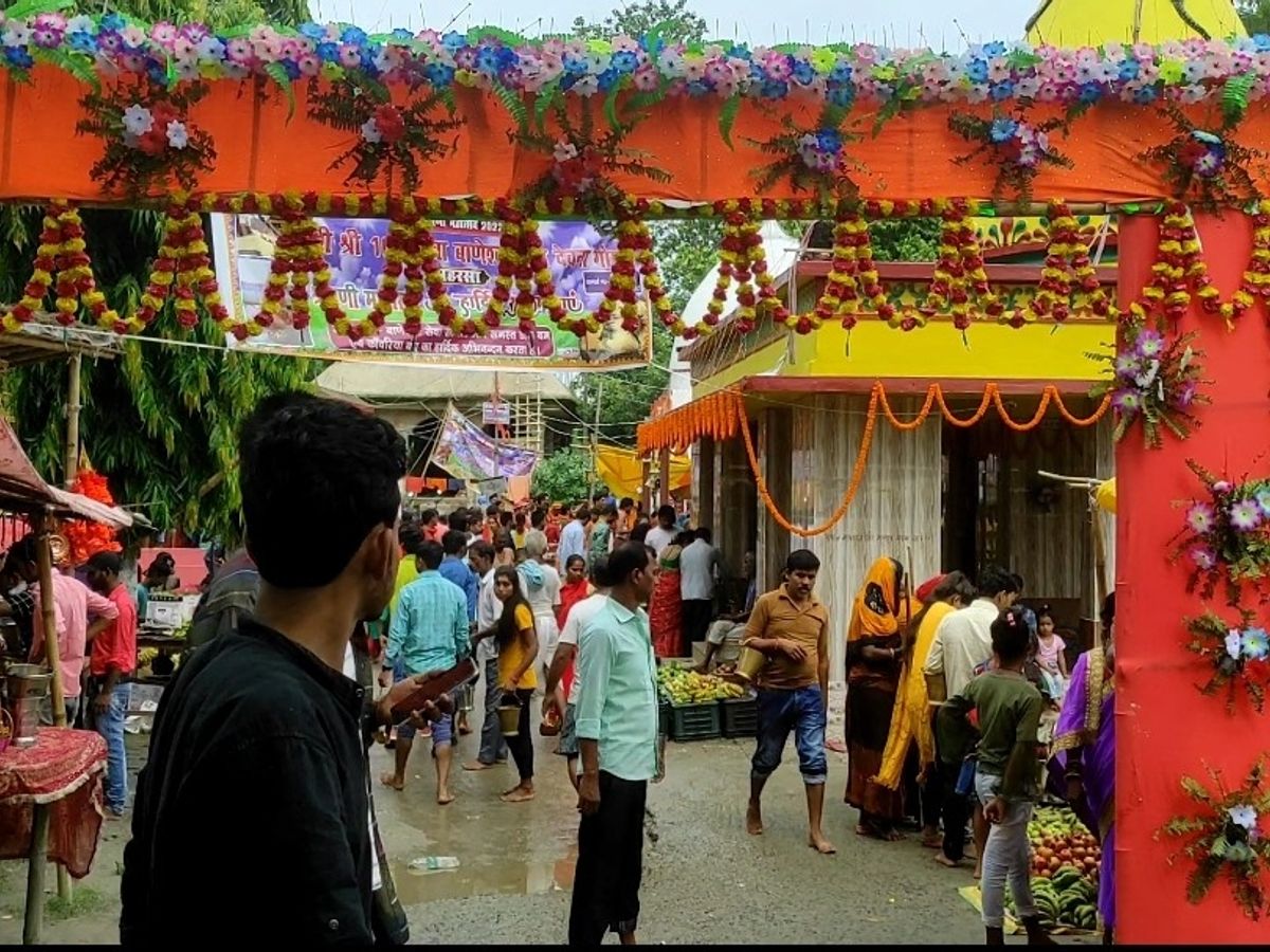 भक्त ने कहा- सावन के सोमवारी में जलाभिषेक करने पर हर मन्नतें पूरा होती है |  Crowd of devotees in Baba Vaneshwarnath temple - Dainik Bhaskar