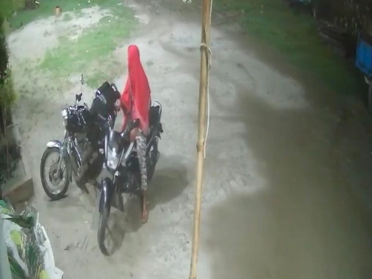 पलक झपकते बाइक चोरों ने चुराई बाइक, CCTV में कैद हुई वारदात | LIVE video of  bike theft in Motihari, Blinking bike thieves stole bike, incident caught  in CCTV - Dainik Bhaskar