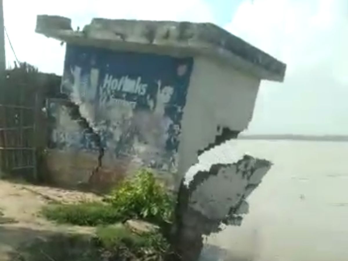 नदी का जलस्तर बढ़ने से भरभरा कर बहा पक्का घर, प्रशासन ने जारी किया अलर्ट |  A house engulfed in the Bagmati river in Khagaria, video, a pucca house in  the river