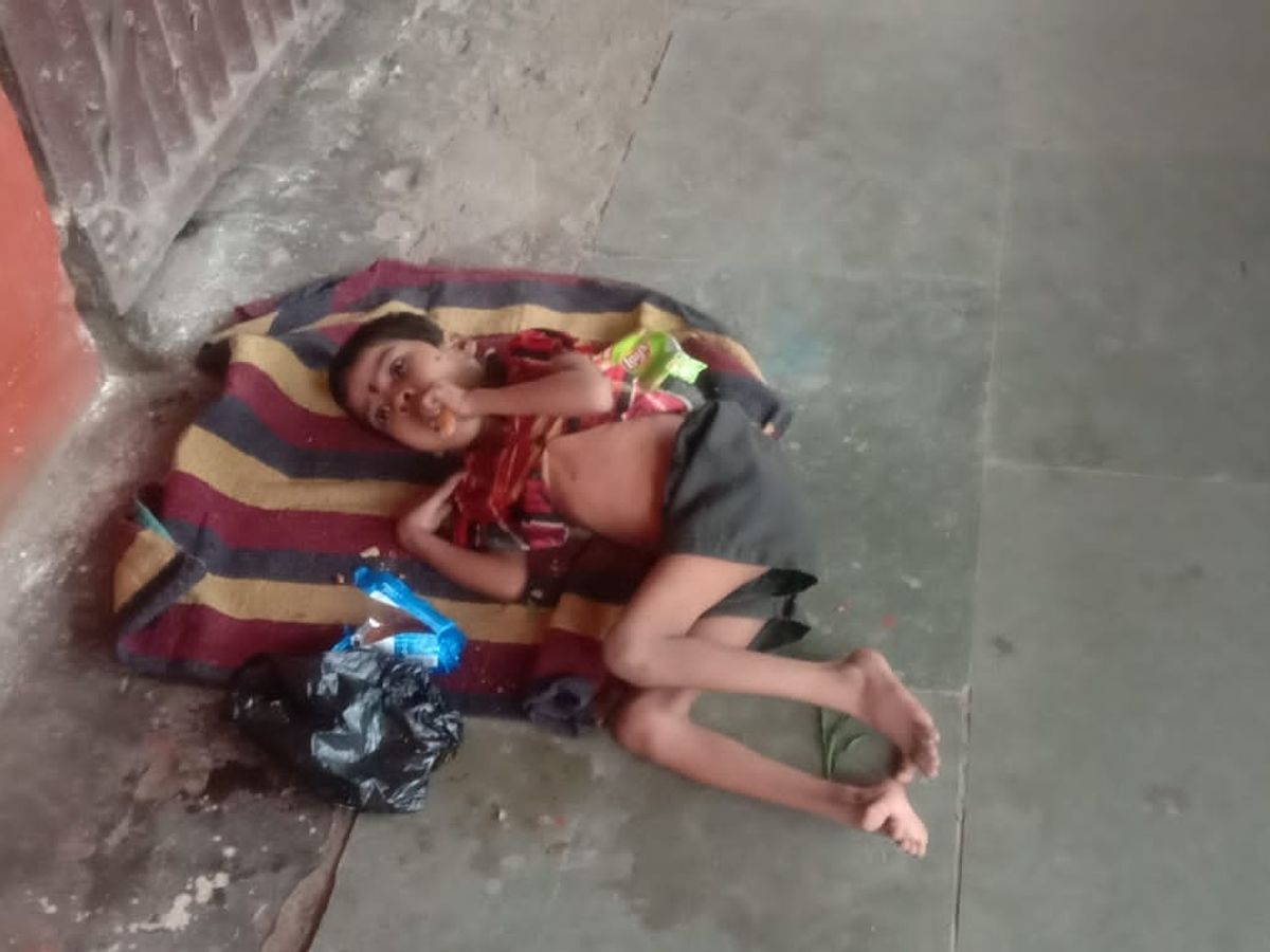 GRP ने मां-पिता की खोजबीन की, मासूम को किया चाइल्ड लाइन के हवाले | GRP  searched for parents, handed over to Child Line if they were not found -  Dainik Bhaskar