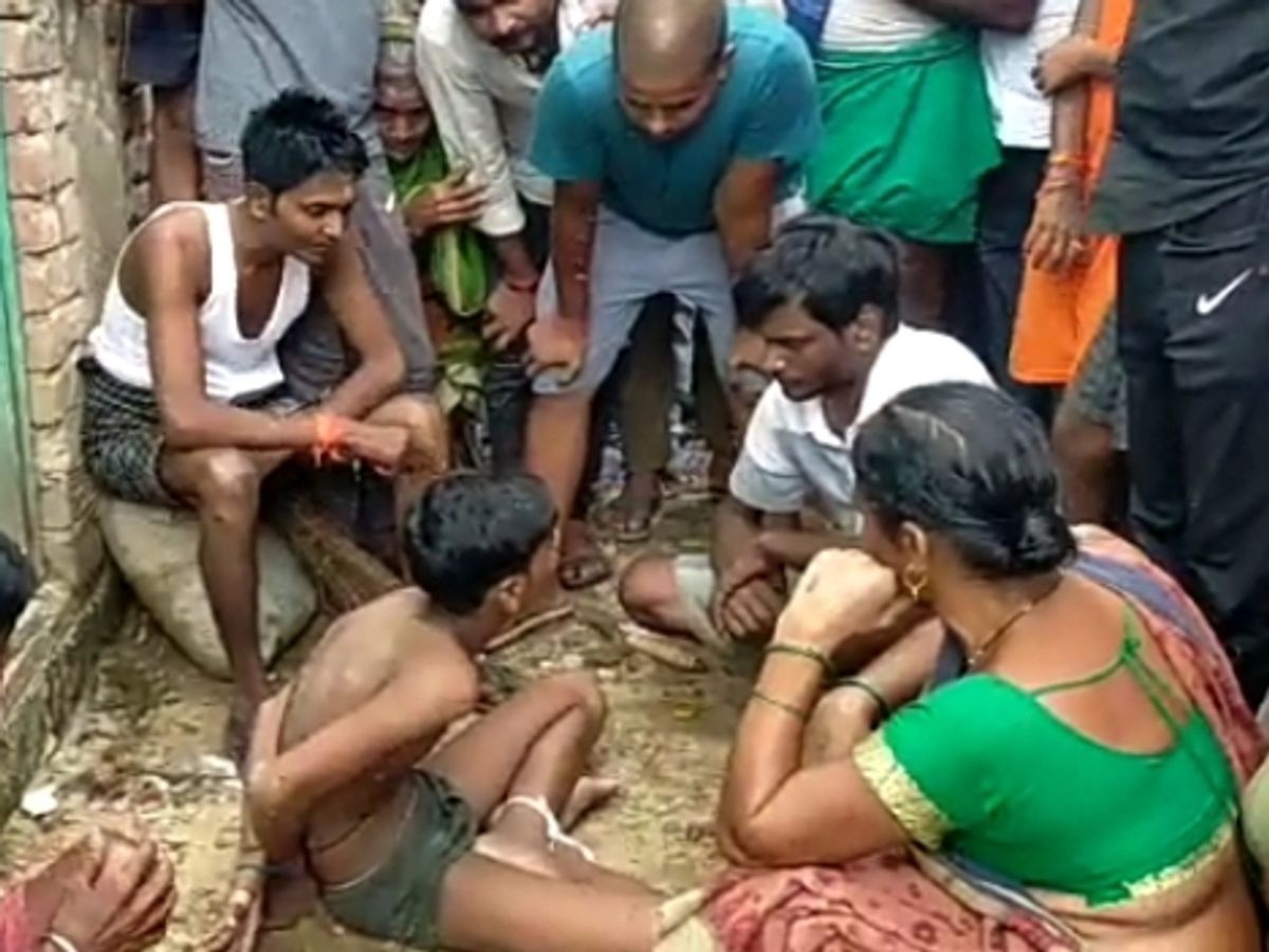 ट्रक से दोनों बैट्री निकाल रहे थे, पिटाई के बाद पुलिस को सौंपा | two thief  beaten by people in lakhisarai; bihar bhaskar latest news - Dainik Bhaskar