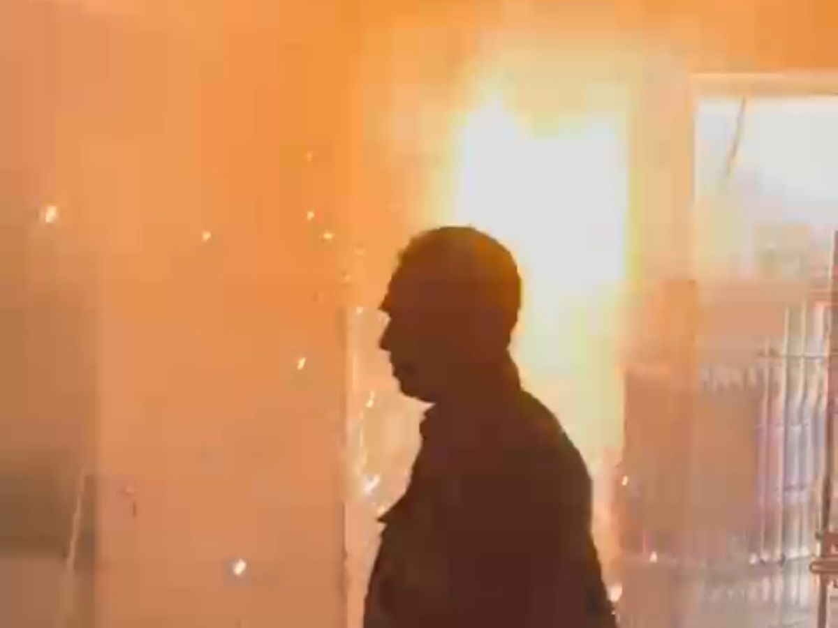 इमरजेंसी वार्ड के स्वीच बोर्ड में तेज आवाज का साथ लगी आग, मची अफरातफरी | Short  circuit fire in Chhapra Sadar Hospital A loud fire broke out in the switch  board of