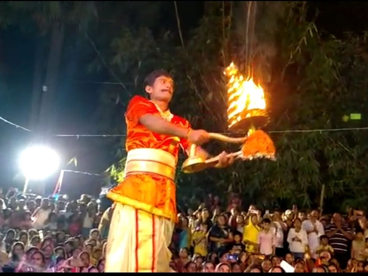 बनारस के तर्ज पर भव्य और दिव्य महाआरती का हुआ आयोजन, हजारों ग्रामीण जुटे |  Ganga Maha Aarti on the birth anniversary of Shri Krishna in Chhapra, Grand  and divine Maha Aarti