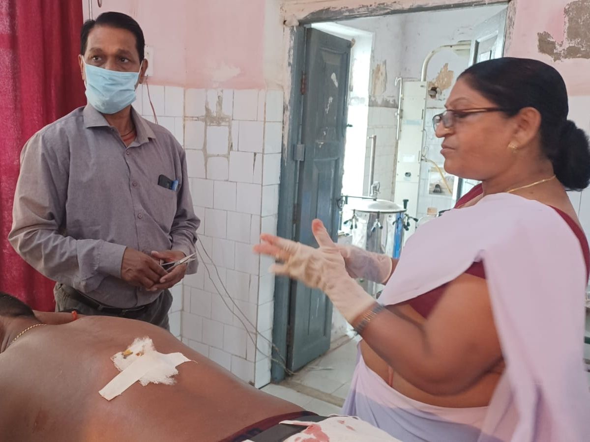 भूमि विवाद के मामले को सुलझाने गए थे, इसी बीच अपराधियों ने मारा चाकू | Ward  councilor attacked with knife in Aurangabad, injured, Went to solve the  land dispute case, meanwhile the