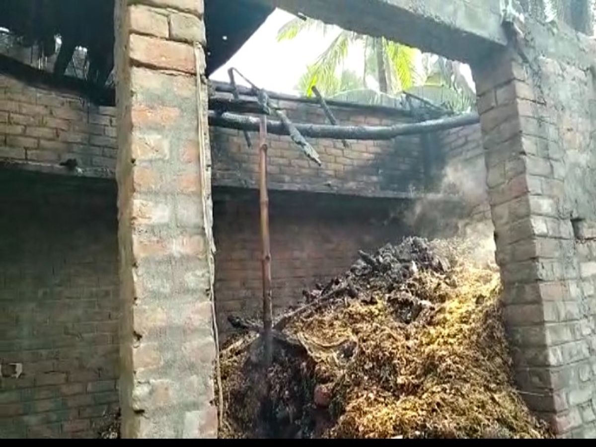 दो घर जले, लाखों रुपए की संपत्ति का हुआ नुकसान, चार घंटे बाद पाया आग पर काबू  | Two houses burnt, property worth lakhs of rupees was damaged, found on  fire after