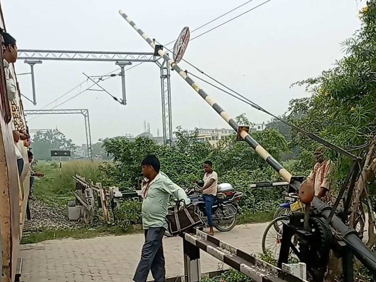 रेलवे की लापरवाही का VIDEO VIRAL; हो सकता था बड़ा हादसा | The train was seen running without closing the mold; could have been a big accident - Dainik Bhaskar