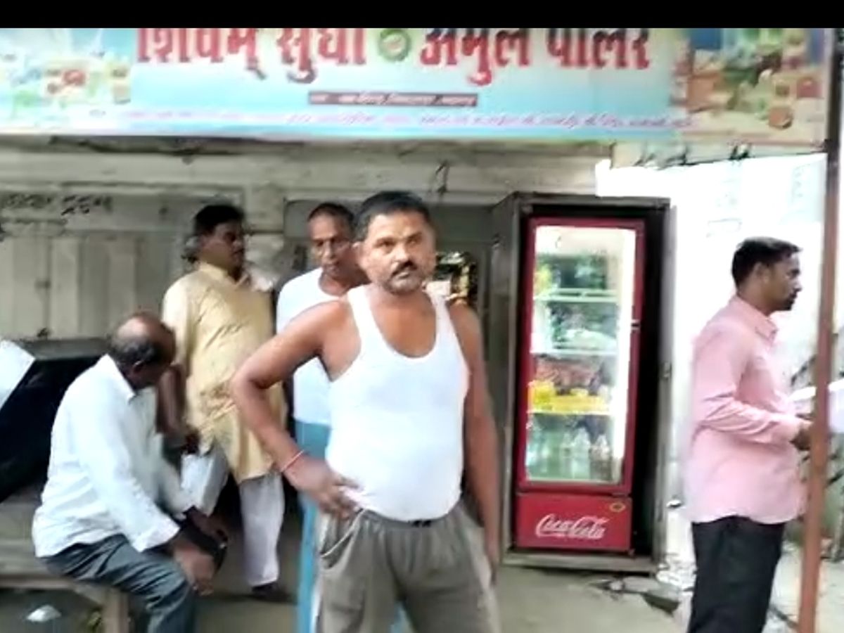 चोरों ने 4 लाख की संपत्ति पर किया हाथ साफ, शिकायत दर्ज | Thieves clean  their hands on property worth 4 lakhs, complaint filed - Dainik Bhaskar