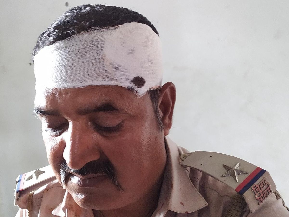 आक्रोशित लोगों ने किया रोड़ेबाजी, दारोगा का फटा सिर; पुलिस ने खदेड़ कर की पिटाई | Angry people hurled obstacles, the head of the inspector torn; Police chased and beat - Dainik Bhaskar