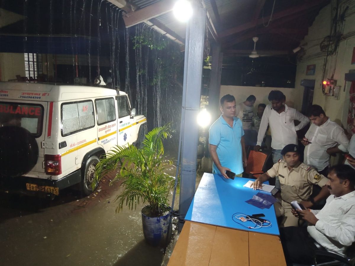 निजी क्लिनिक में ऑपरेशन के दौरान गई जान, डॉक्टर और अन्य स्टाफ फरार;  कार्रवाई की मांग कर रहे परिजन | Uproar over death of professor in Motihari  - Dainik Bhaskar