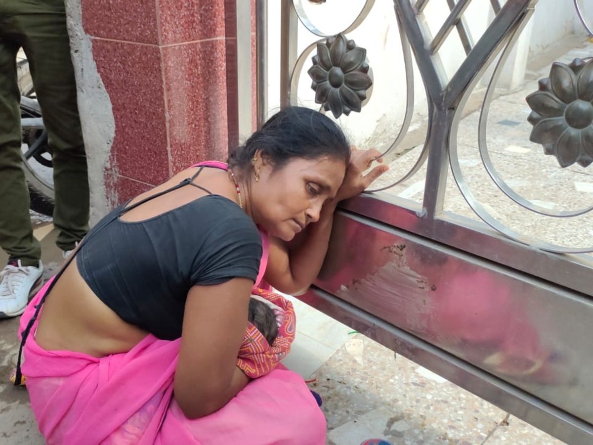 पांच दिन की बच्ची की तबियत बिगड़ने से गई जान, शव को गोद में लेकर परिवार  पहुंचा मंदिर | Five-day-old girl lost her life due to deteriorating health,  family reached temple with