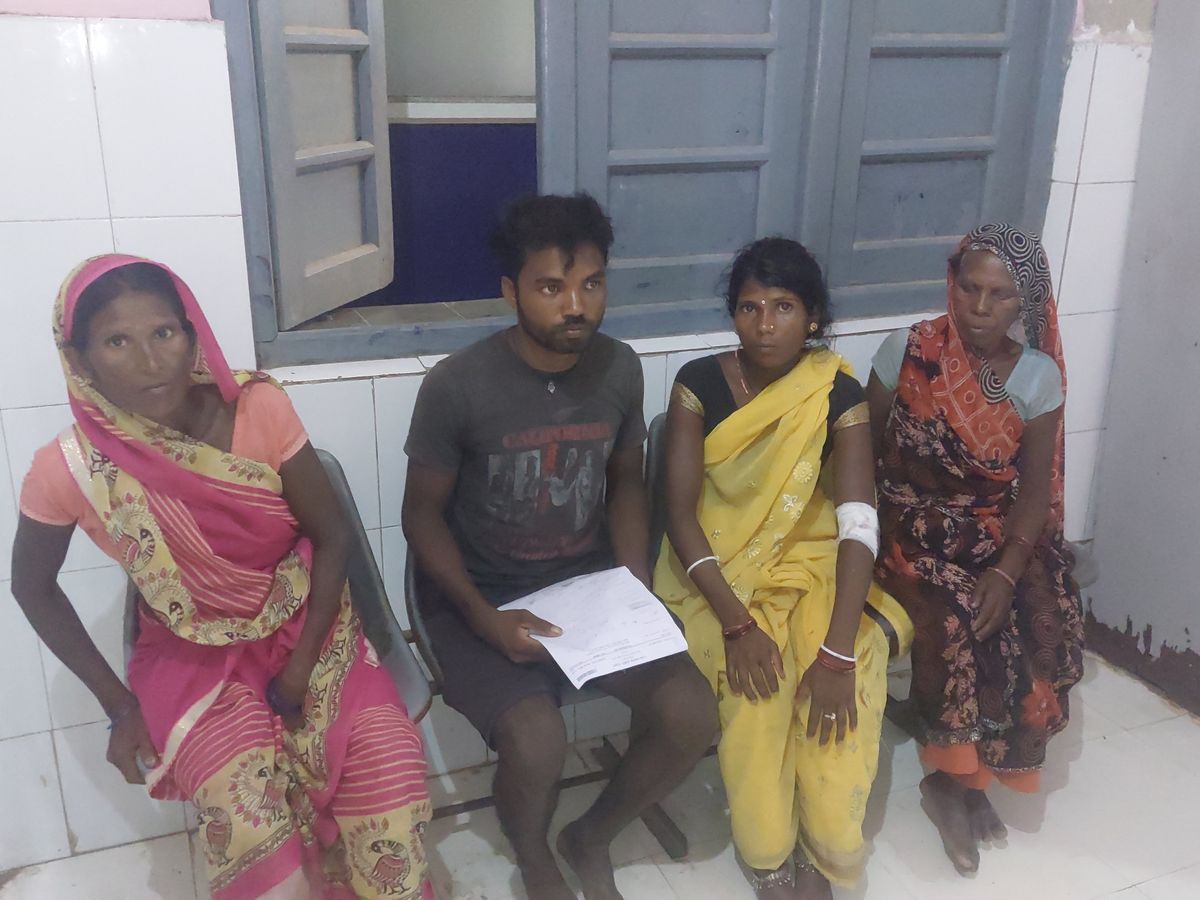 फब्तियां कसने से मना करने पर नशे में धुत्त दबंगो का हमला, हैंडपंप के हैंडिल  से मारा | Drunk gangsters attacked for refusing to tighten remarks, hit  with hand pump handle -