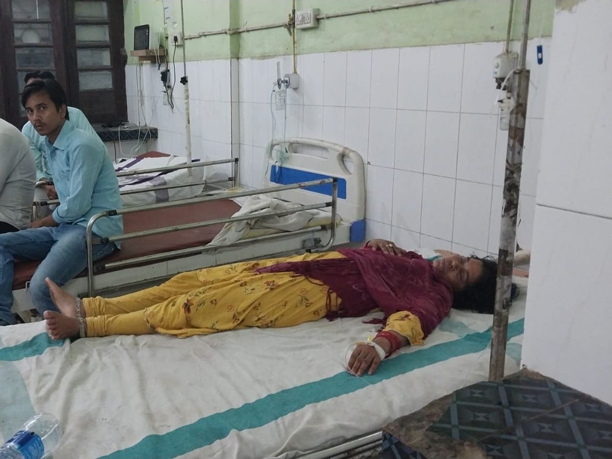 अवैध संबंध का विरोध करने पर किया हमला, गंभीर हालत में अस्पताल में भर्ती |  Wife was beaten up by a young man with an iron rod, Attacked for opposing  illicit relationship,