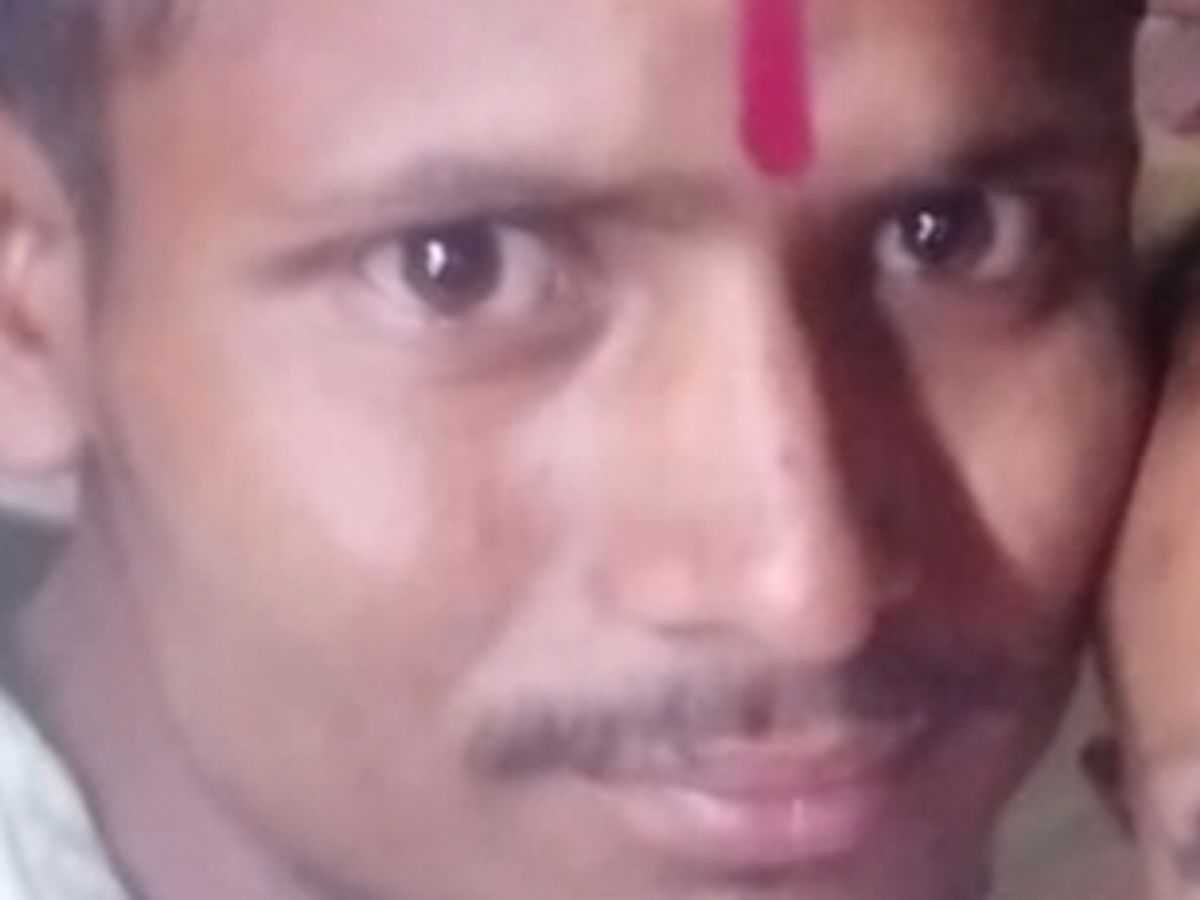 रोड किनारे घायल अवस्था में मिला, अस्पताल ले जाने में हुई मौत | Found  injured on roadside, died in hospitalization - Dainik Bhaskar