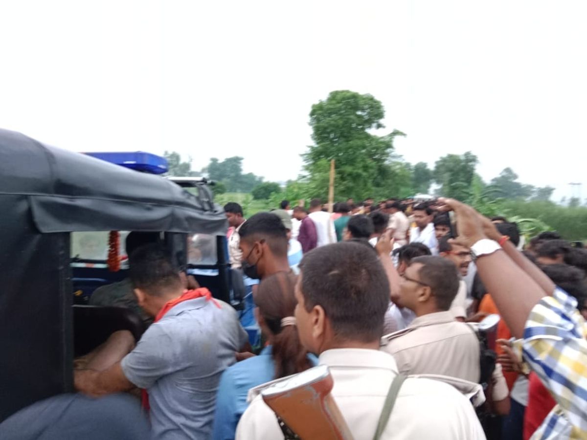 बच्चा चोरी के आरोप में दौड़ा-दौड़ा कर पीटा, गंभीर हालत में पुलिस ने कराया  भर्ती | People beat up three youths in Sitamarhi, Child ran and beaten on  charges of theft, police