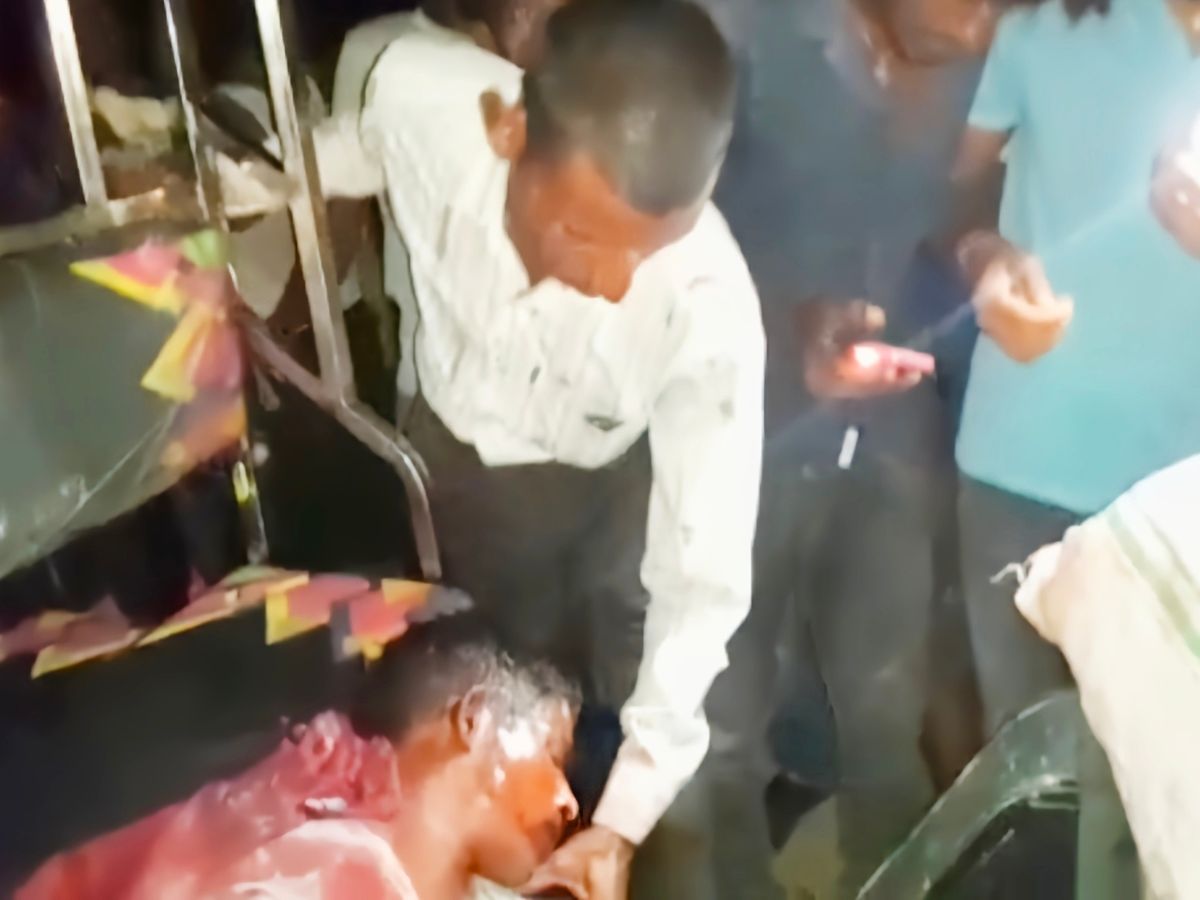 कुसुंभा-डीह रोड पर हुआ हादसा, ई-रिक्शा से गिरने से गई जान | Accident  happened on Kusumbha-Dih road, life lost due to falling from e-rickshaw -  Dainik Bhaskar