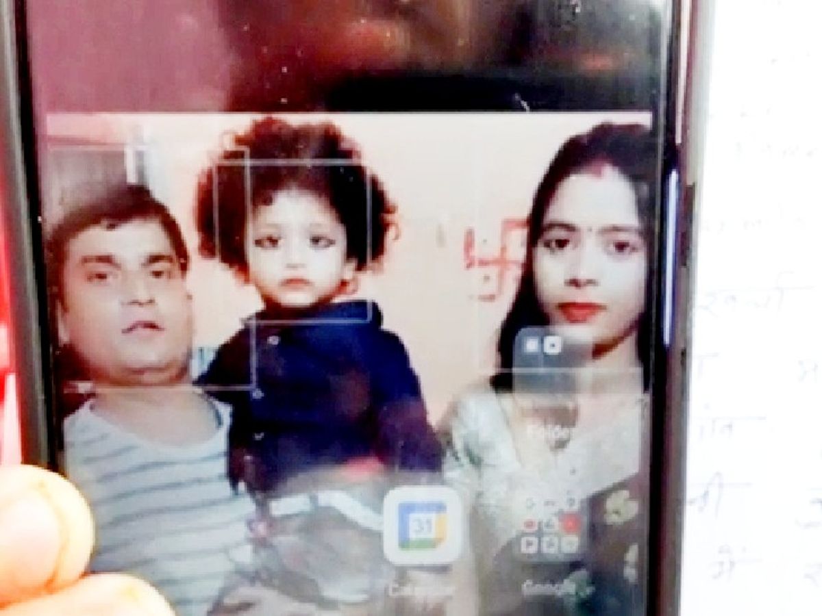 6 महीने पहले बच्चे के साथ हो गई थी गायब, पुलिस से लगा रहा बरामदगी की गुहार  | Husband wandering from door to door in search of wife and child - Dainik  Bhaskar