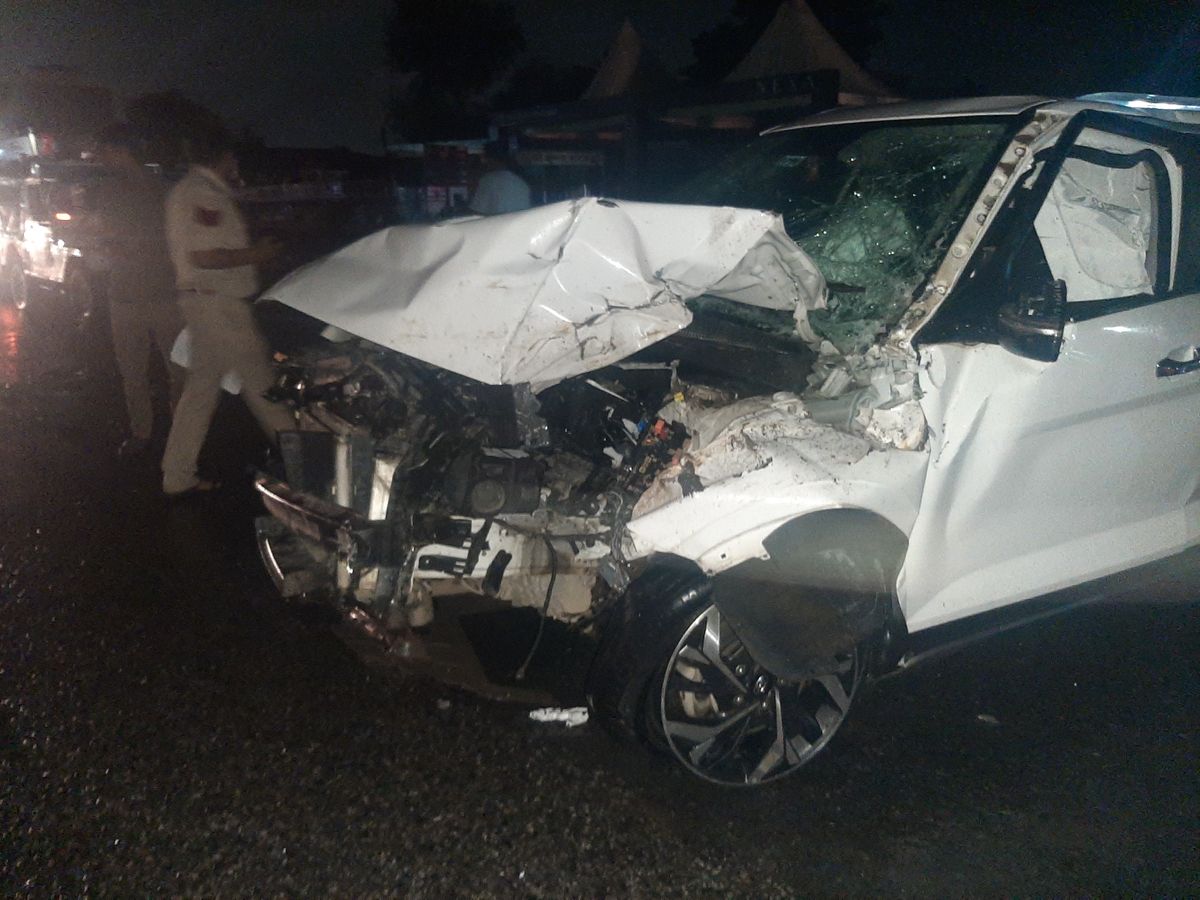 दूध के टैंकर को कार ने पीछे से मारी टक्कर:जयपुर-दिल्ली हाईवे पर हुआ हादसा,  एयरबैग खुलने से बची जान