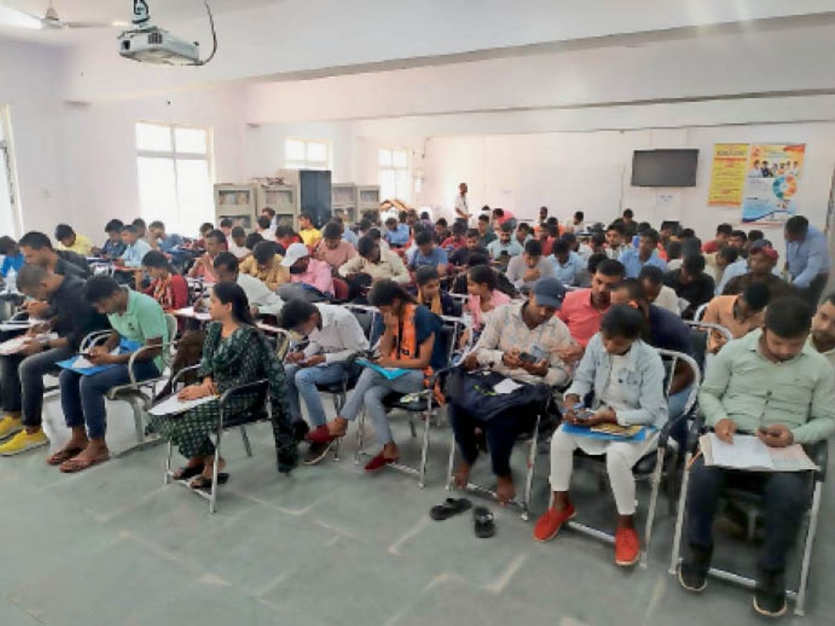 526 youth reached job camp, only 200 posts | जॉब कैम्प में पहुंचे 526 युवा, पद हैं सिर्फ 200 - Dainik Bhaskar