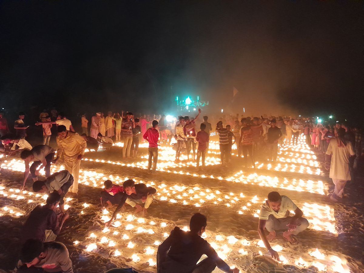 पिपराघाट के त्रिवेणीतट पर कमला आरती का किया गया आयोजन | Kamala Aarti was  organized on the Triveni beach of Pipraghat - Dainik Bhaskar