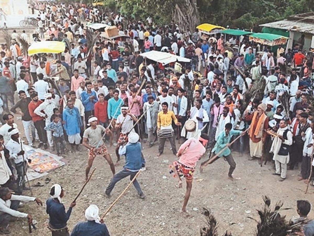 The ancient tradition and culture of Bundelkhand is still reflected in the Moniya (Diwari) dance. | बुंदेलखंड की परंपरा: मोनिया (दिवारी) नृत्य में आज भी झलकती है बुंदेलखंड की प्राचीन ...