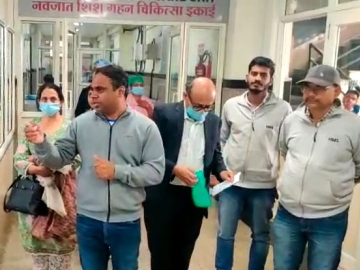 पीसी सेठी अस्पताल पहुंचे कलेक्टर; एक घंटे बाद प्रभारी, सिविल सर्जन पहुंचे तो हुए नाराज | Collector reached PC Sethi Hospital; An hour later, the in-charge, when the civil surgeon arrived, became angry - Dainik Bhaskar